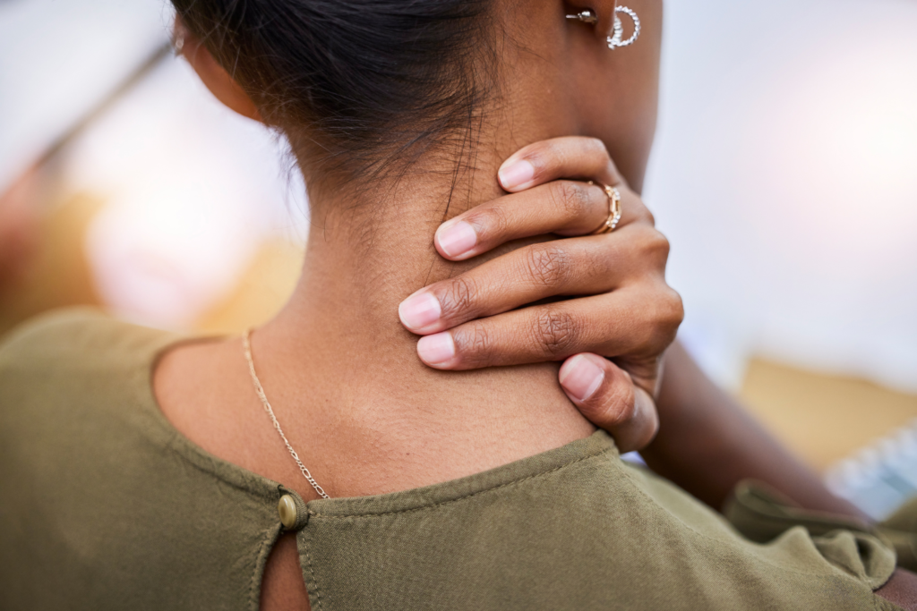 Red light therapy targeting areas of inflammation to reduce swelling and alleviate pain
